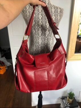Matt & Nat Samsara Vintage Vegan Leather Hobo Shoulder Bag Purse. Red.